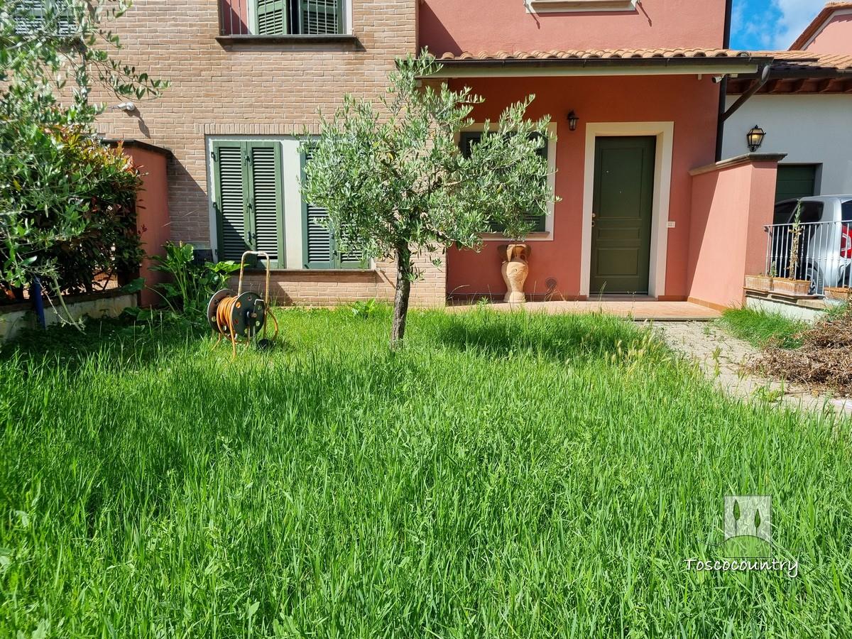  House portion with panoramic views and garden for sale near Lari, Tuscany