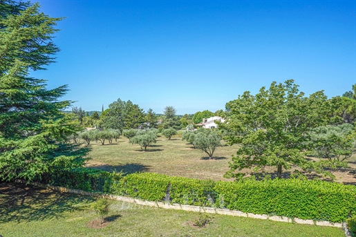 Aix-En-Provence - A villa in a secure residence with a swimming pool and tennis court