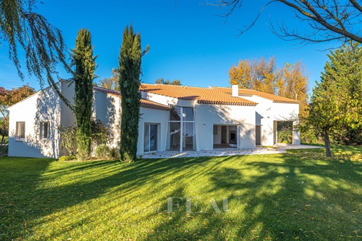 Aix en Provence countryside – A 5-bed family property
