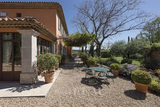 Between Aix and the Luberon – A charming and peaceful property