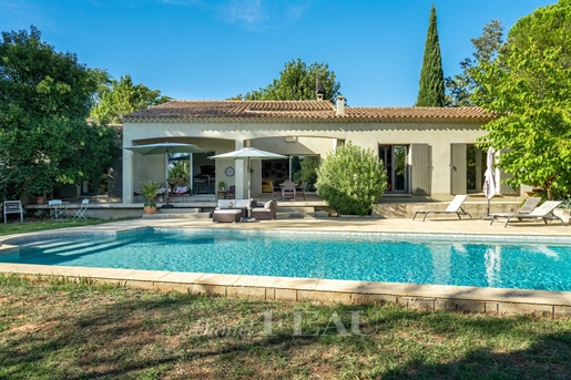 Aix en Provence countryside – A property with a swimming pool