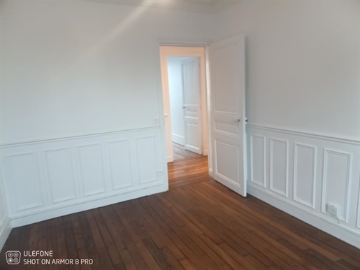 Magnificent apartment with moldings (5th floor without elevator)