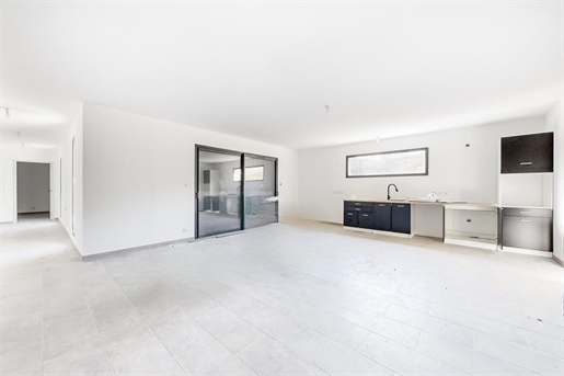 New Rt 2020 House in Saint-Julien-De-Peyrolas: Comfort and Modernity
