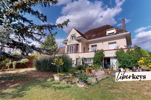 Bourgeois residence of 247m2 with a plot of 2000m2 in front of the Seine in Vaux-le-Penil