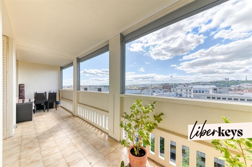 T4 apartment of 82,40m² with 2 loggias of 18m² and 16m² on either side - High floor - 3rd arr