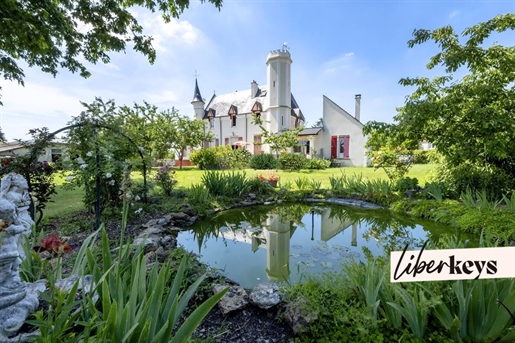 Renovated period manor house of 300m2 in the heart of an enclosed wooded park of 3800m2 in Verneuil