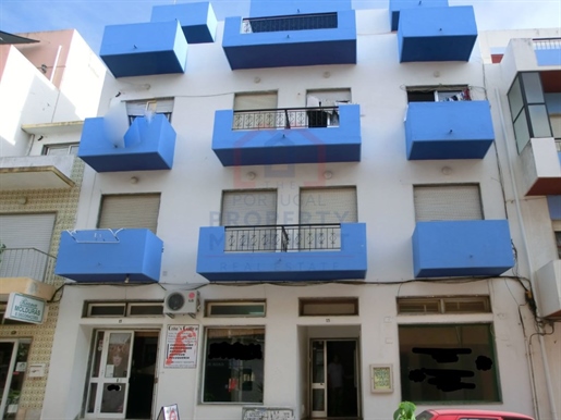 Immeuble de 7 appartements et 2 boutiques á Quarteira.