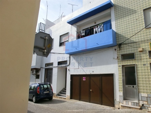 2 shops, 7 apartments in Quarteira