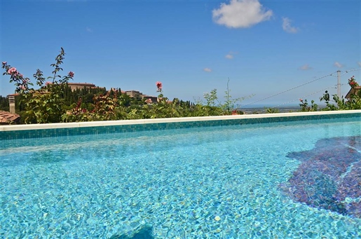 Prestigeträchtige Villa mit Swimmingpool und atemberaubendem Meerblick