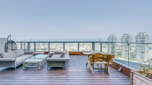 Bright penthouse with breathtaking panoramic views