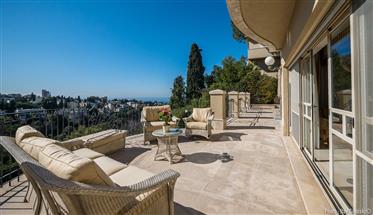 Luxury Villa With Breathtaking Views in Haifa