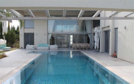 Modern luxury villa in Caesarea