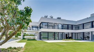 Ultra-Luxurious Modern Villa by the Sea