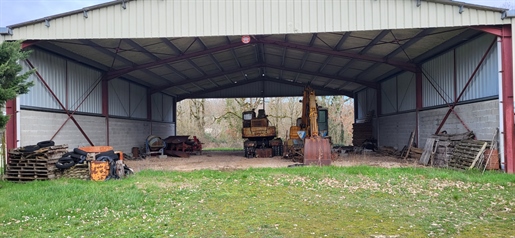 Lalbenque-Hangar außerhalb des Dorfsektors