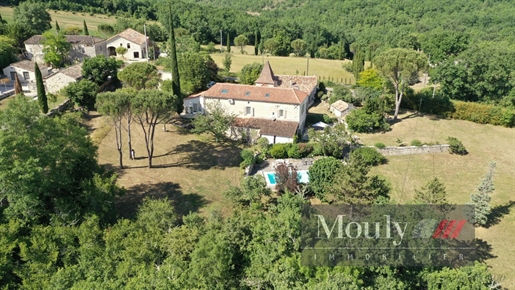 Trés Belle Propriété En Quercy Blanc A La Sortie D'un Joli Hameau Typique Avec Un Très Joli Point De