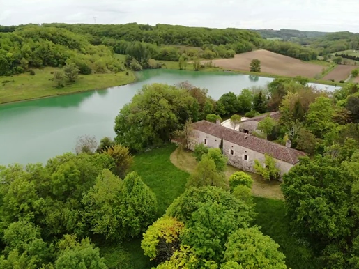 Un Doux Reve En Quercy Blanc - Propriete De Charme Bordee Par Un Lac Naturel