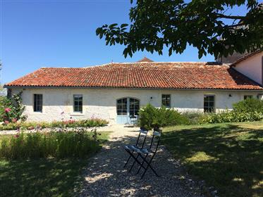 3 Bed and Breakfast / Charentaise House / Piscină