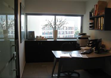 Odnowione biuro butikowe, 3 pokoje, 45Sqm, w Tel Awiwie-Jafie