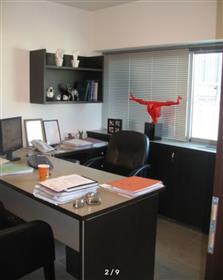 Odnowione biuro butikowe, 3 pokoje, 45Sqm, w Tel Awiwie-Jafie