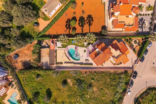 Indrukwekkende familievilla met 6 slaapkamers en grote charme in Luz