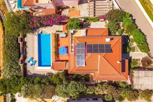 Prestigeträchtige T5-Familienvilla mit herrlicher Aussicht in der Nähe von Meia Praia