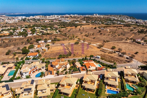 En stor fristående villa i en våning i ett lugnt läge i Atalaia, nära Boavista Golf, Lagos