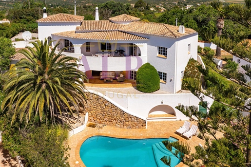 Rymlig villa med pool och öppen utsikt i Praia da Luz