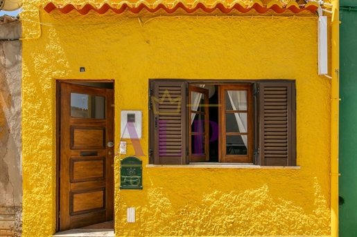 Uma moradia rústica característica, na aldeia tradicional de Barão de São Miguel