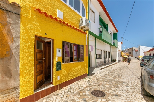 Uma moradia rústica característica, na aldeia tradicional de Barão de São Miguel