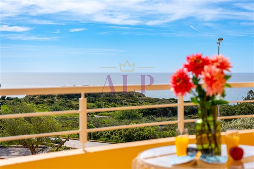 A Spacious T3 Apartment with Magnificent Ocean Views in Luz