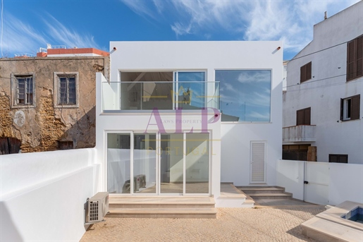 A Refurbished T2 Townhouse in central Praia da Luz