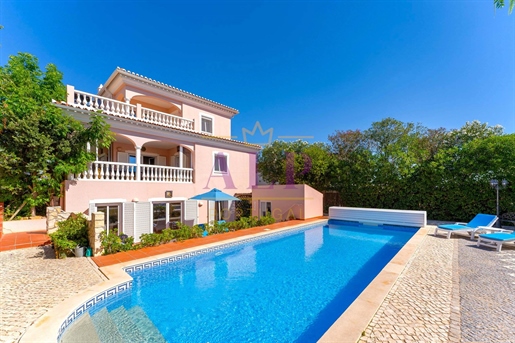 Prestigiosa villa familiar T5 con magníficas vistas cerca de Meia Praia