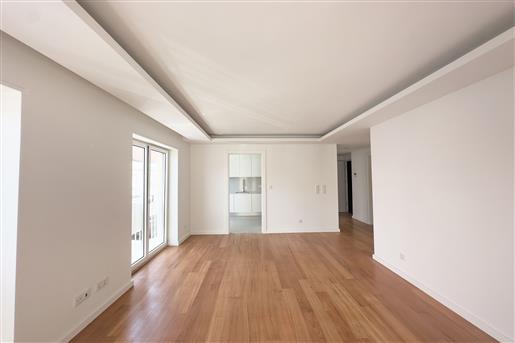 1 bedroom apartment in Lisbon with balcony next to Praça do Chile
