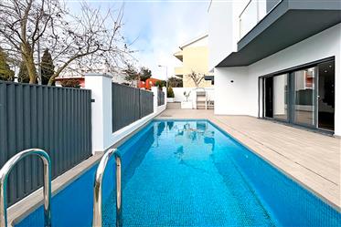 House T4 + 1 in Bicesse with pool and garden 
