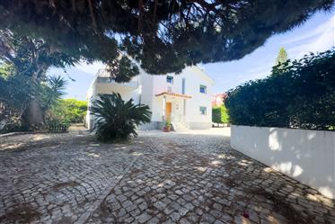 5 bedroom villa in Parede 10 minutes from the beach