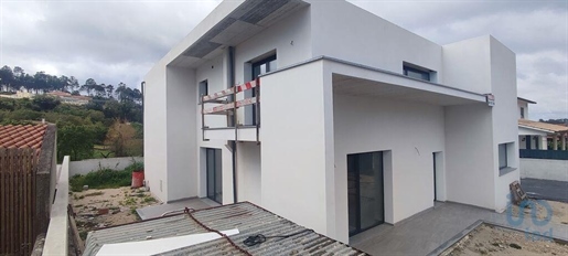 Huisvesting met 4 Kamers in Leiria met 230,00 m²