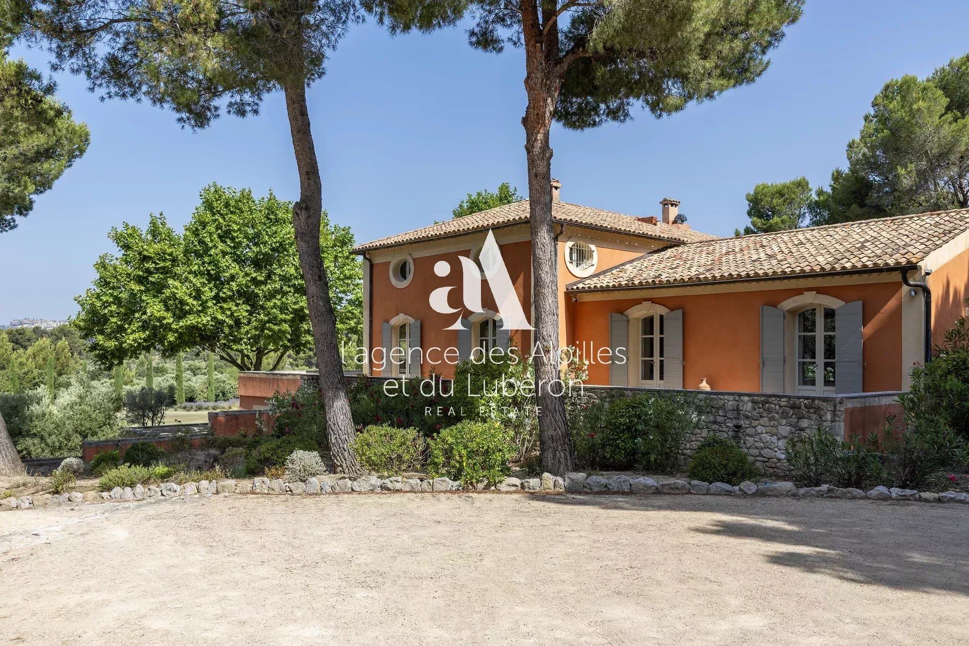 Les Baux De Provence - Property With A View In A Quiet Area