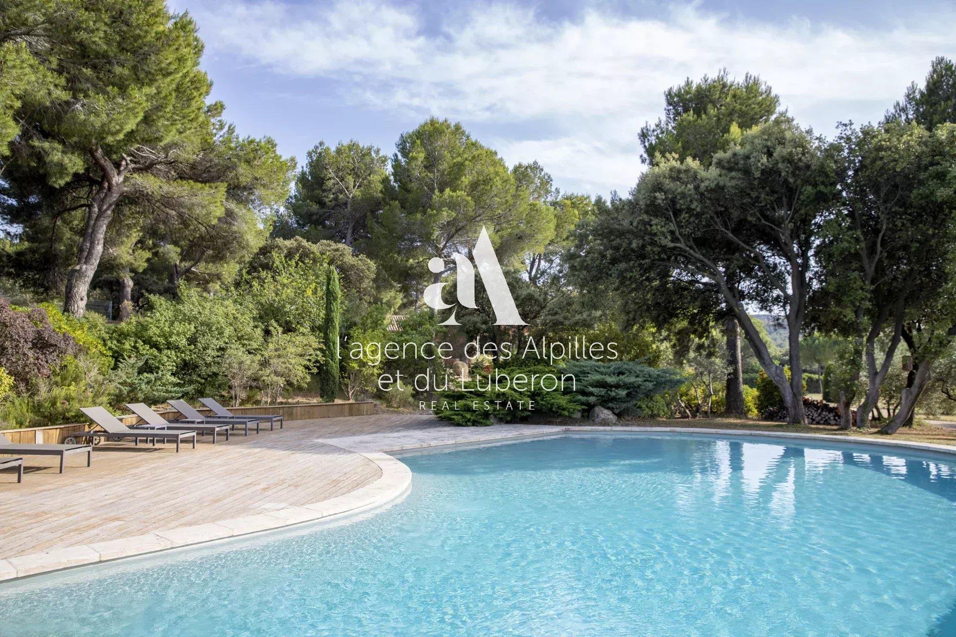 Les Baux De Provence - Property With A View In A Quiet Area