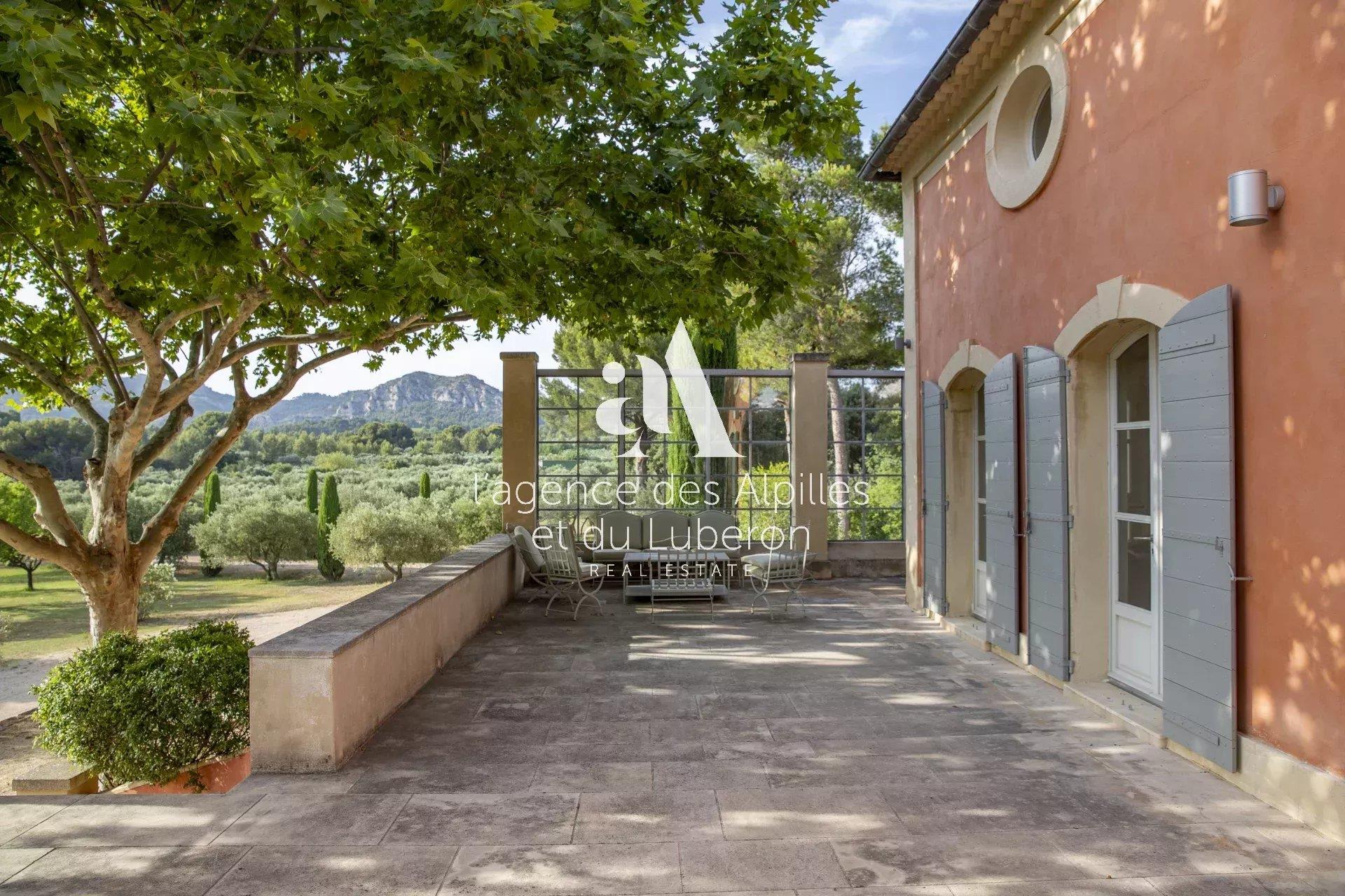 Les Baux De Provence - Property With A View In A Quiet Area