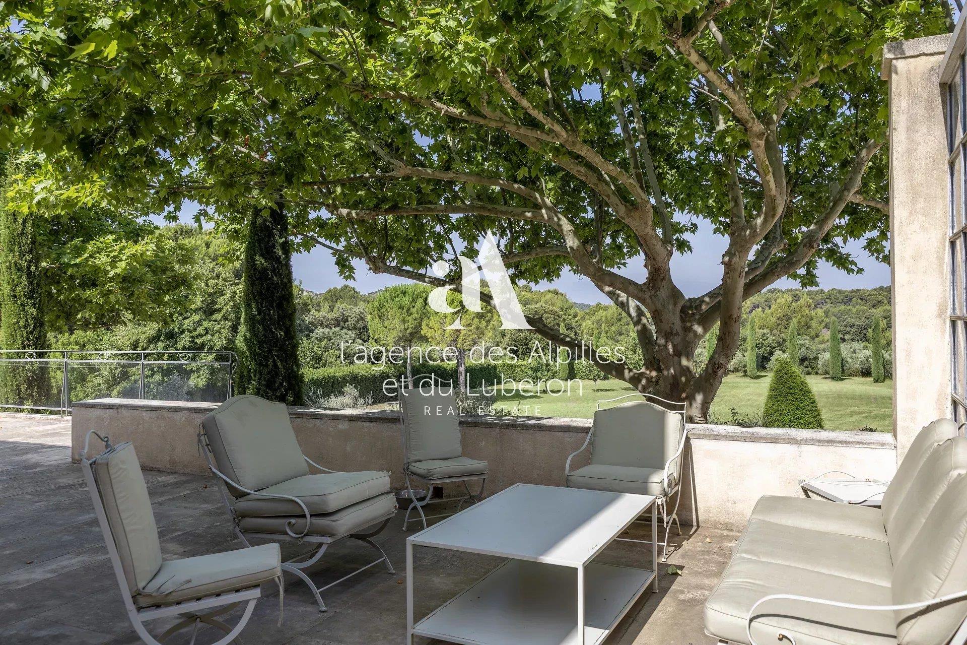 Les Baux De Provence - Property With A View In A Quiet Area