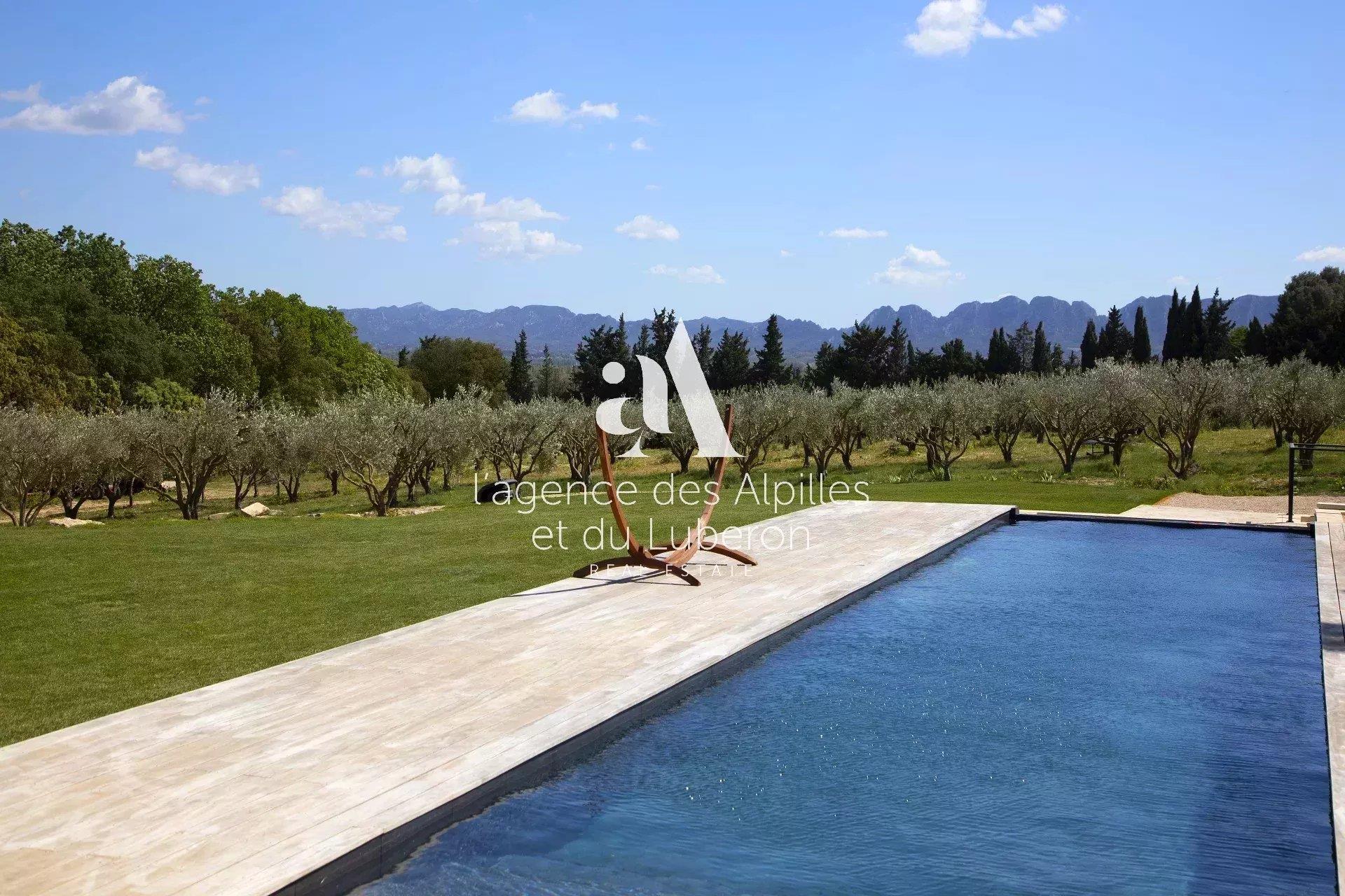 Near Saint-Remy-De-Provence - Property With View
