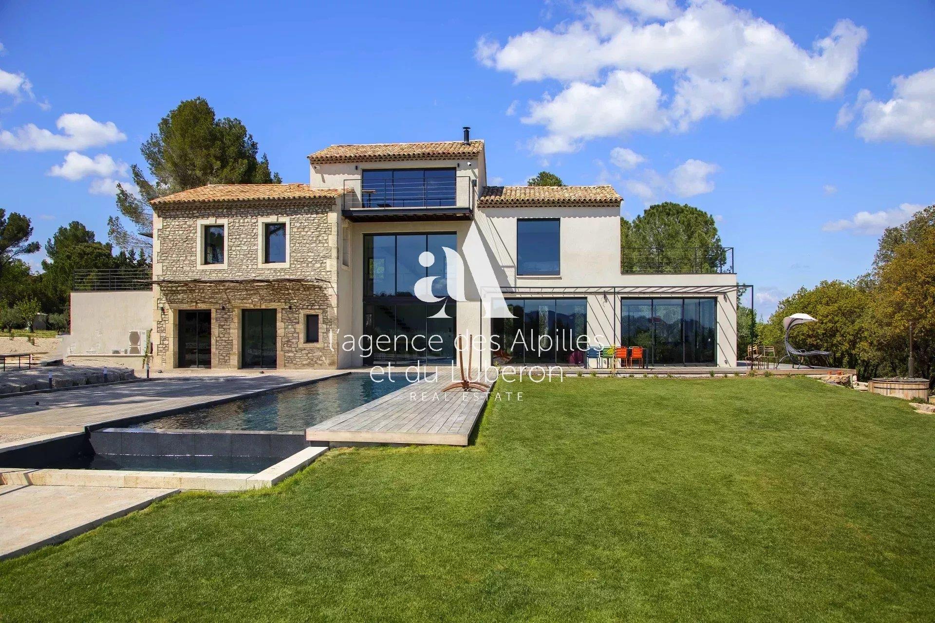 Near Saint-Remy-De-Provence - Property With View