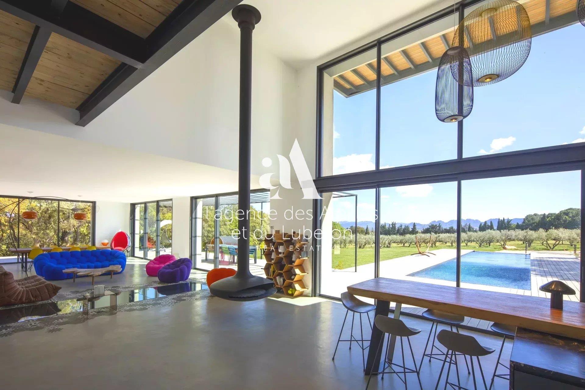 Near Saint-Remy-De-Provence - Property With View
