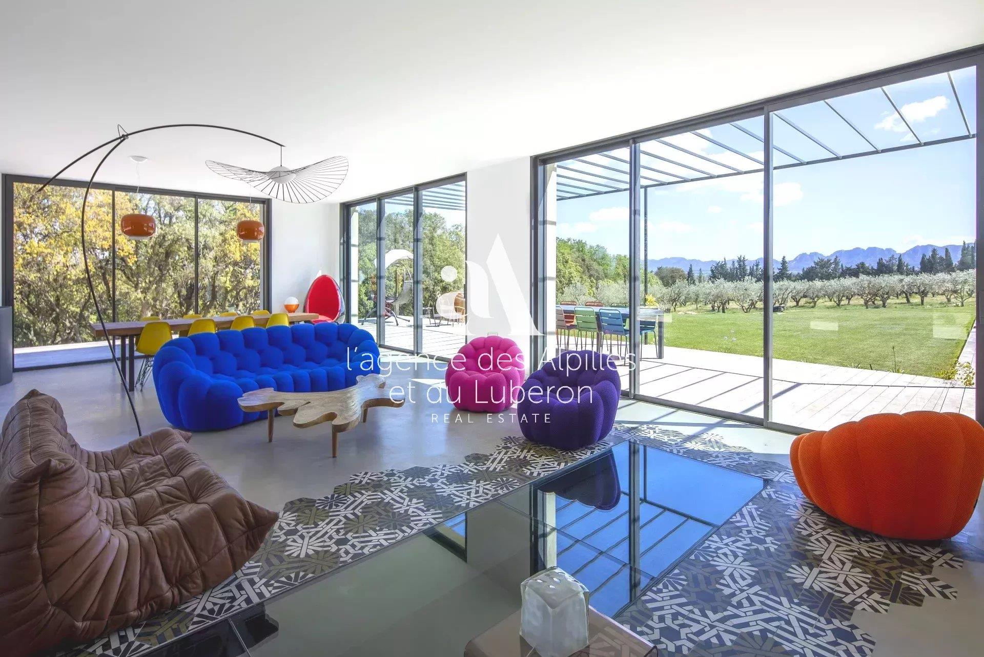Near Saint-Remy-De-Provence - Property With View