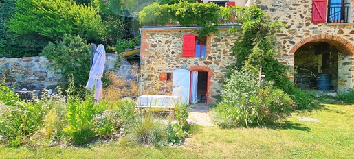 Part of farmhouse with 1 hectare of land and outbuilding