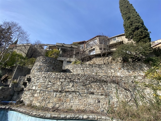 In the heart of the vallespir, in a village of character, unique house of 8 rooms with swimming poo