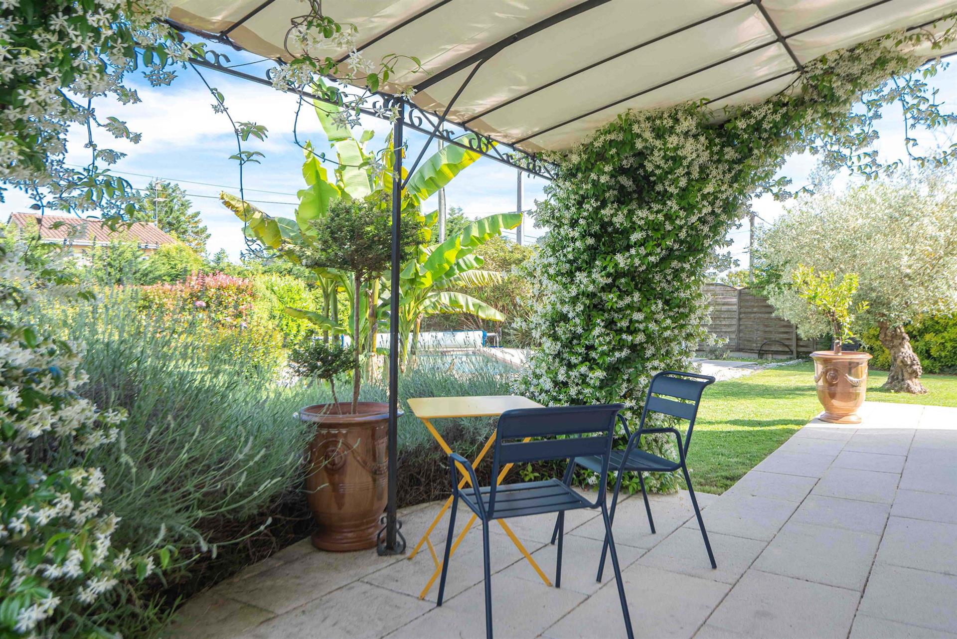 193 M2 House With Independent Office