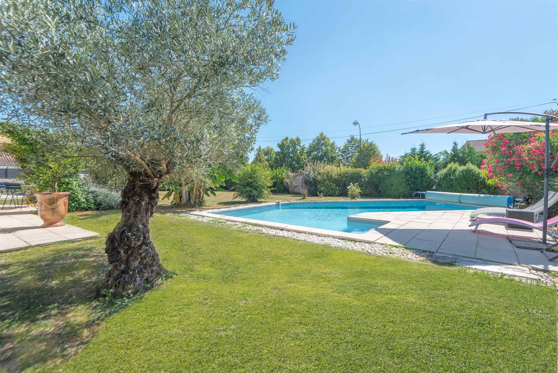193 M2 House With Independent Office