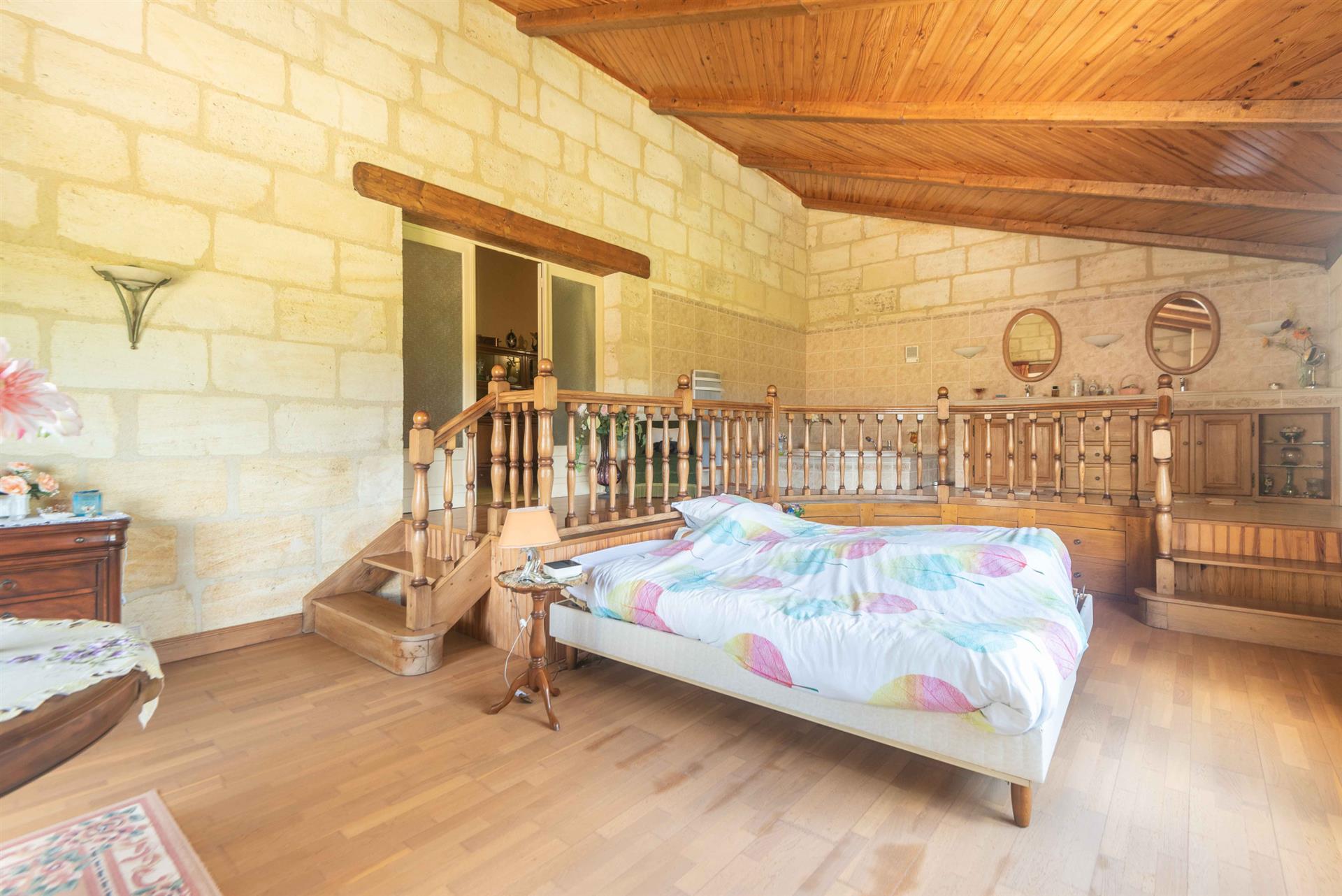 Exclusive - Old Wine Property - 240 M2 Living Room - 200 M2 Of Outbuildings - 3.2 Ha Of Land