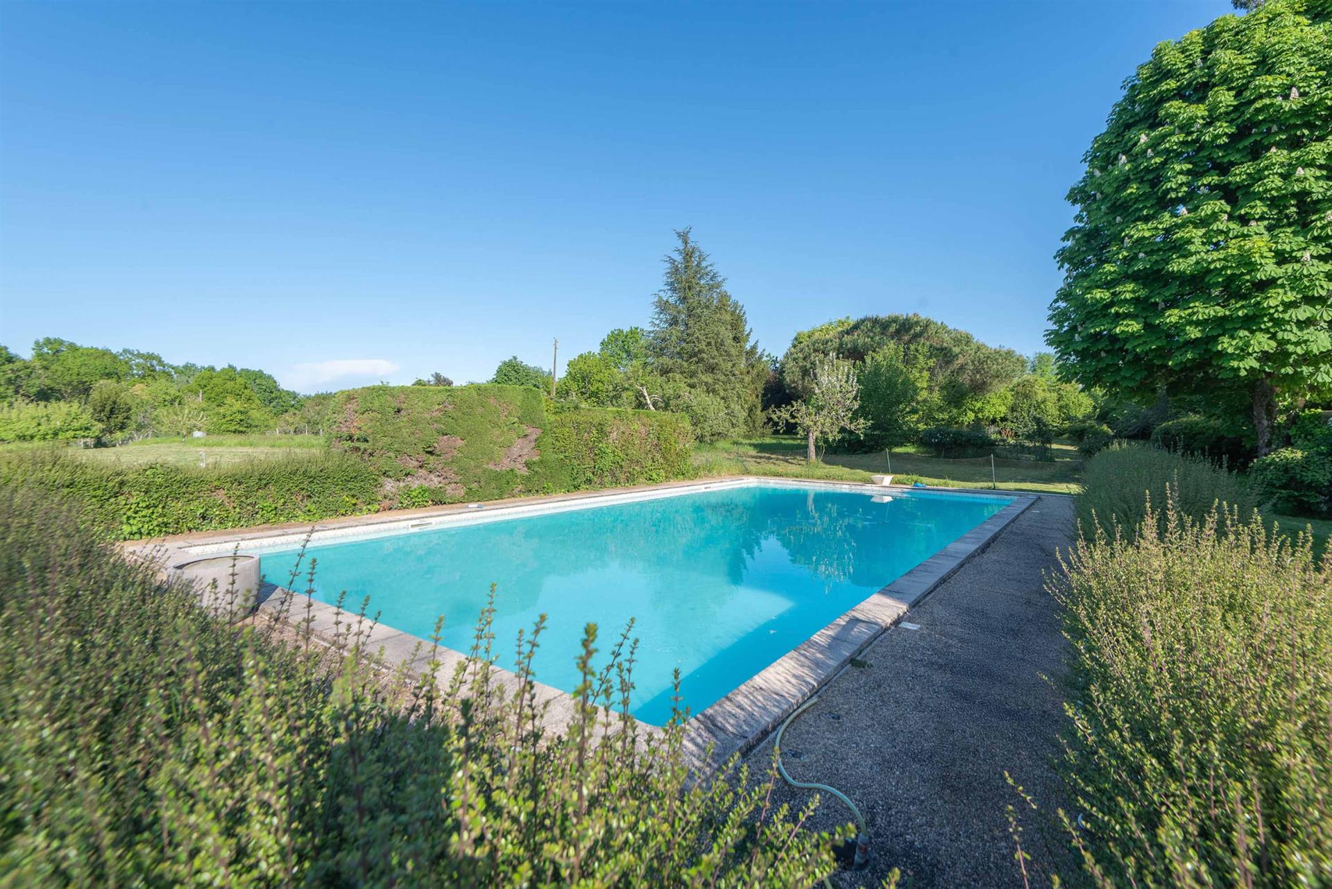 Property On 2.6 Ha - 336 M2 Living Area - 6 Bedrooms